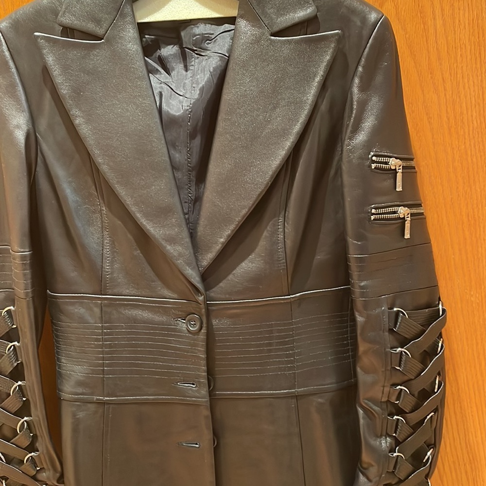 Leather jacket. - Picture 3 of 9